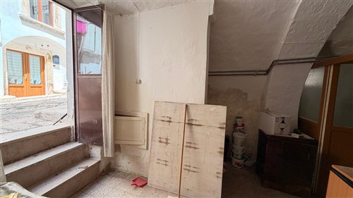 Casa Indipendente Di 2 Vani Oltre Locale Al Piano Terra.